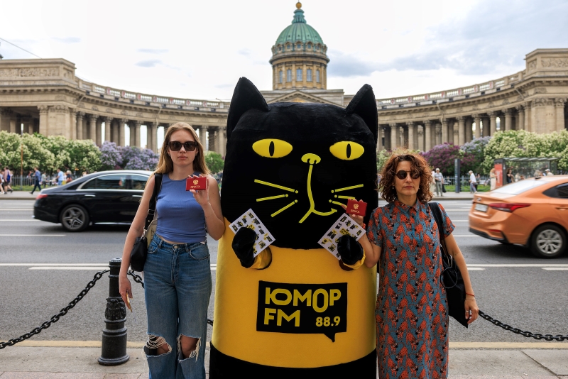 Маскот «Юмор FM» совершил путешествие по Петербургу и поздравил жителей с Днем города